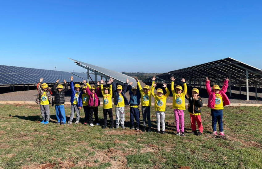 Alunos do Cmei de Peabiru visitam a usina fotovoltaica do TJPR
